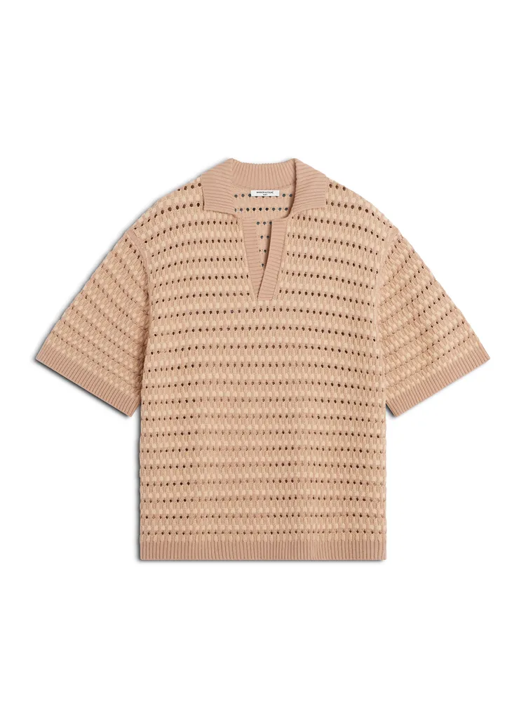 Maison Kitsuné拿鐵色籃網針織短袖POLO衫，1萬3400元。品牌提供