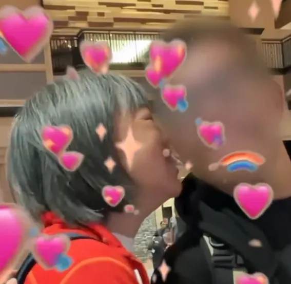 范琪斐與男友玩親親。翻攝百靈果凱莉IG