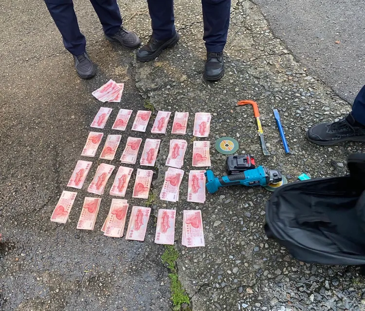現場起出贓款及作案工具。楊梅警分局提供