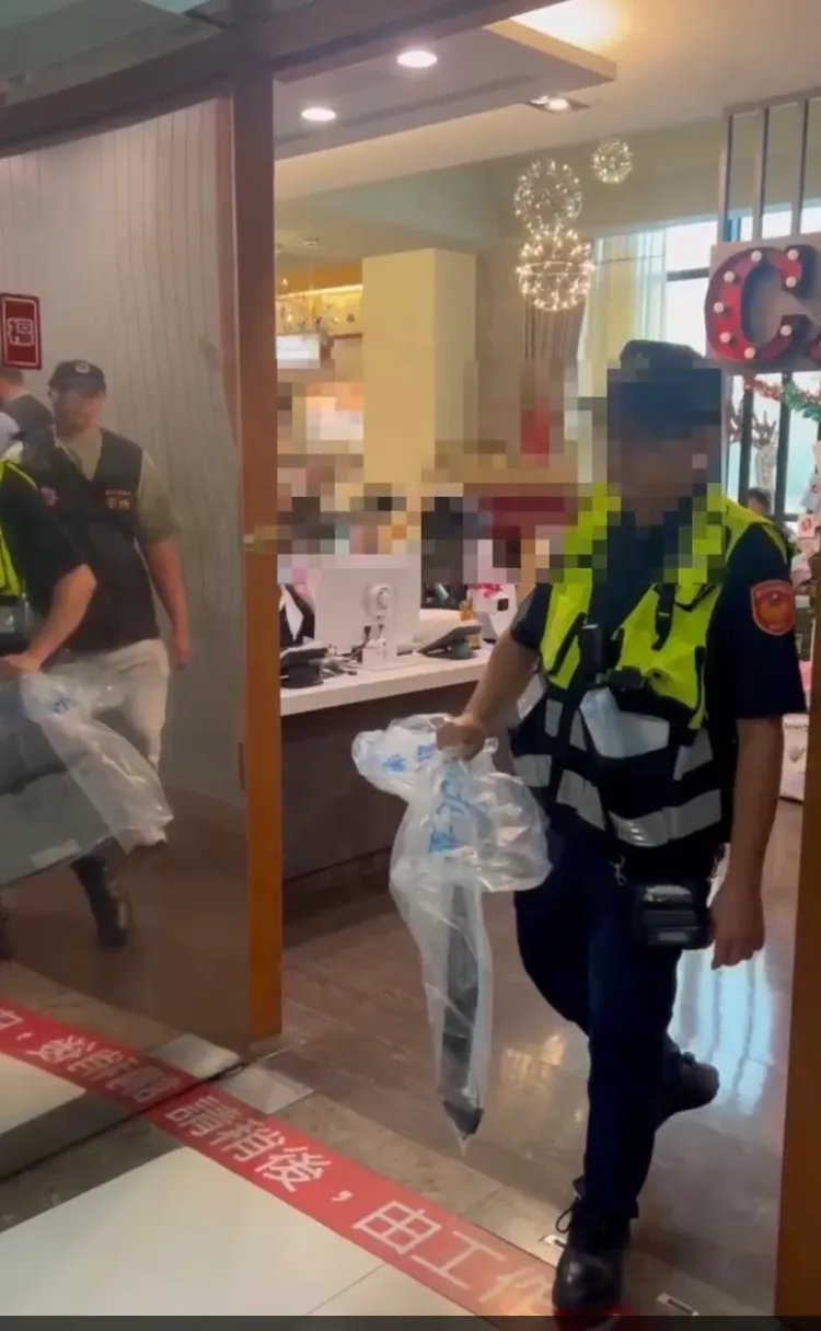 警方查扣月子中心相關設備帶回警局。翻攝畫面