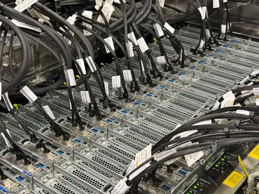 直擊聯發科銅鑼資料中心｜AI太耗電！首採浸沒式冷卻　GPU走向液冷「遲早問題」
