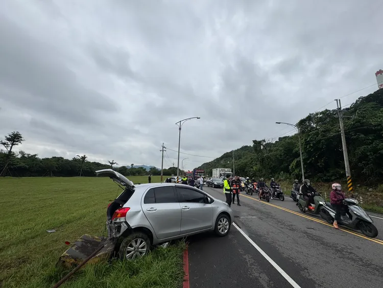 事故現場多輛汽機車毀損，警方已到場調查。民眾提供