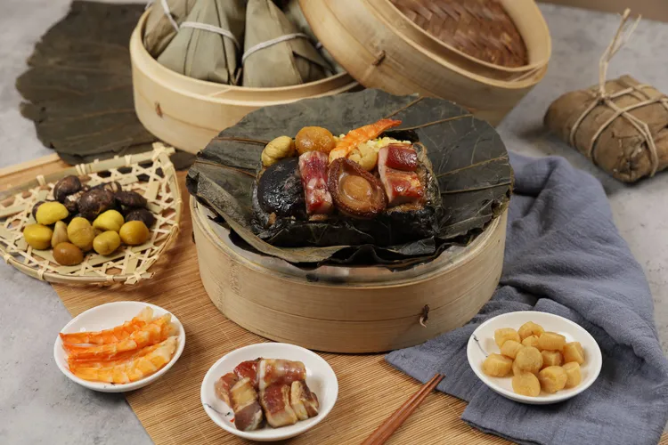「粽豪千里禮盒」內含鮑魚干貝裹蒸粽，以金華火腿高湯煨煮南非鮑魚，再搭配北海道干貝等配料。高雄萬豪酒店提供
