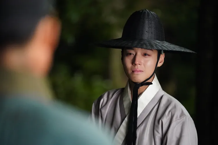朴志訓在古裝片《王命之徒》扮演王，韓國突破1681萬觀影人次，票房位居影史第2名。車庫娛樂提供