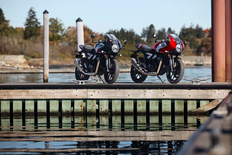 Thruxton 400延續Triumph經典Café Racer血統，採用半整流罩、低把手與單座尾蓋設計，營造濃厚英倫競速氛圍。原廠照片
