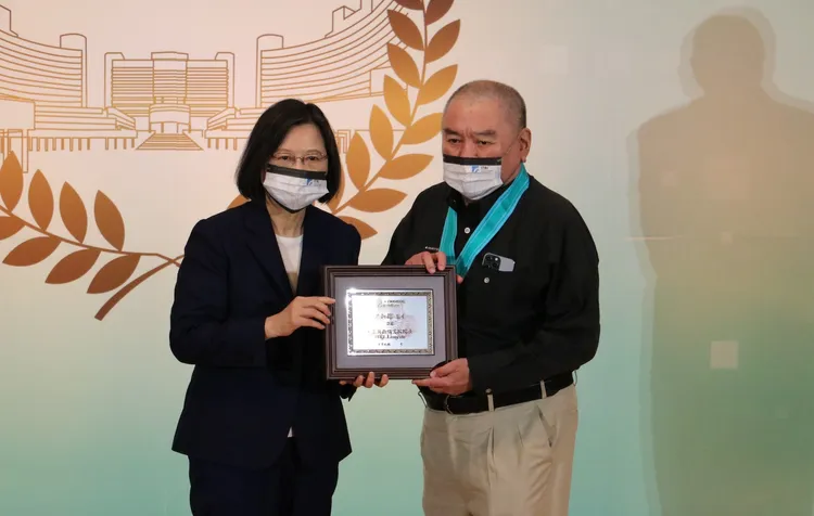 工研院宣布潤泰集團總裁尹衍樑獲選工研院院士，時任總統蔡英文親自頒授證書畫面。翻攝唐獎臉書