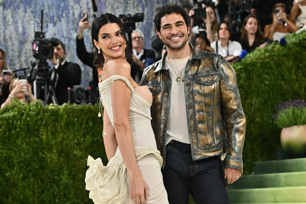 肯黛兒（左）與美國設計師Zac Posen（右）聯袂登場。美聯社