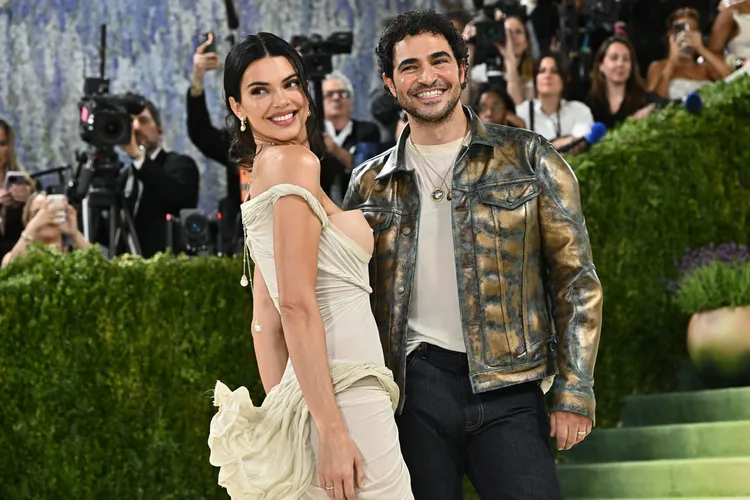 肯黛兒（左）與美國設計師Zac Posen（右）聯袂登場。美聯社
