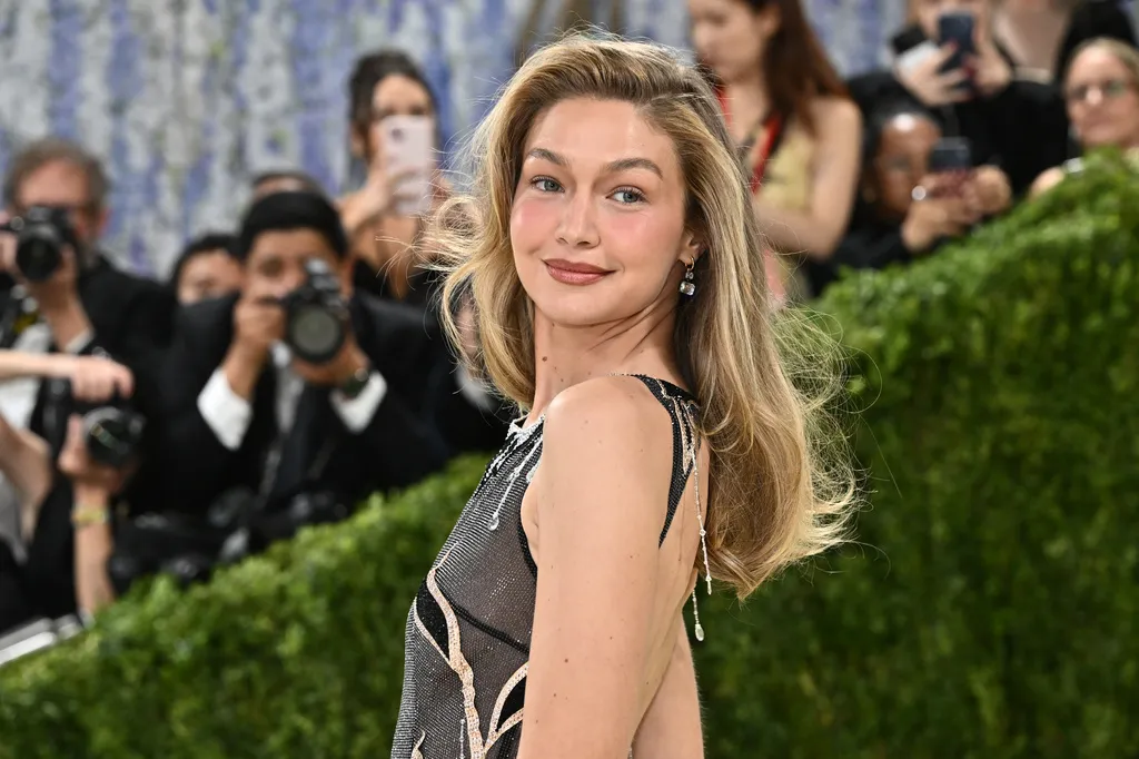 Gigi Hadid以MiuMiu透視裝現身。美聯社