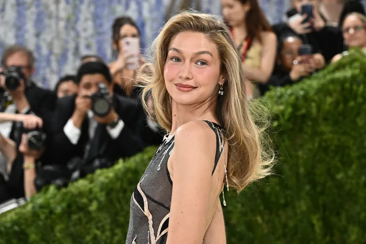 Gigi Hadid以MiuMiu透視裝現身。美聯社