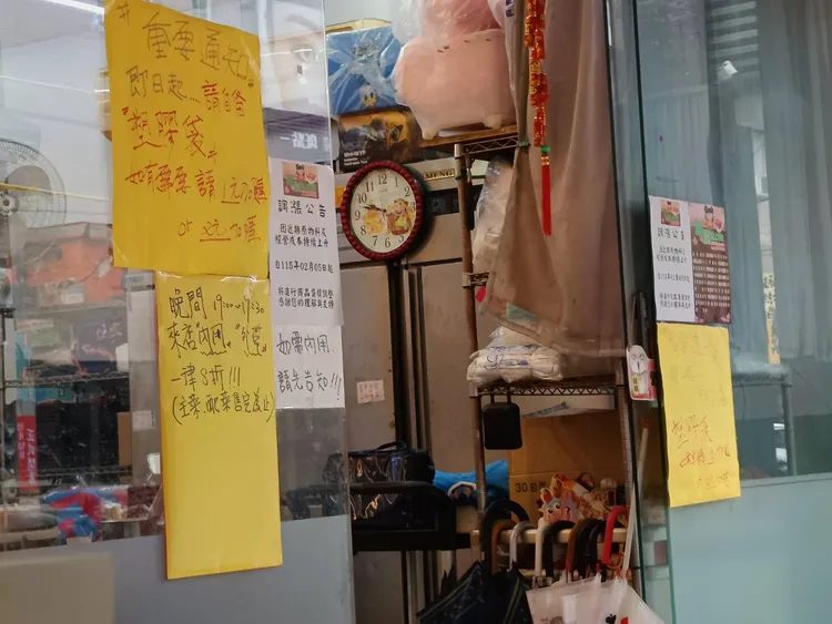 餐飲業者因應塑膠袋缺貨又調漲，有的店家貼出公告，消費者須自費2元額外購買塑膠袋。許麗珍攝