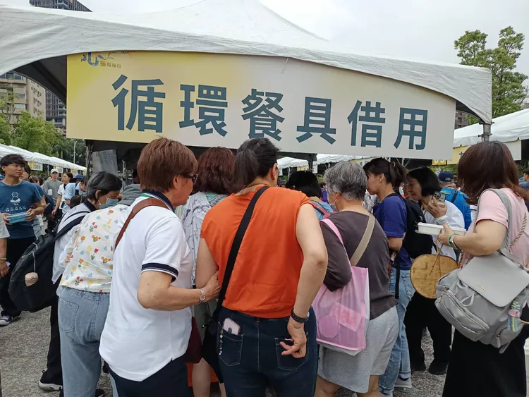 不少社團舉辦活動已鼓勵民眾不使用塑膠製或一次性杯盤，圖為法鼓山舉辦「心靈環保日」現場提供可循環使用的餐具。許麗珍攝