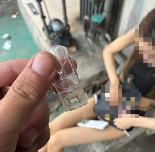 吸毒茫翻！26歲女癱坐街頭　遭警帶上警車茫然問：要去哪？