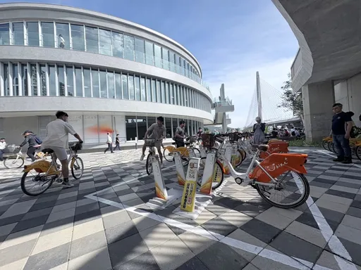 淡江大橋塞爆了！假日3路口試辦「只准右轉」分流車潮　YouBike只還不借