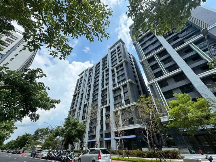 南台南副都心是台南鐵路地下化後逐步興起的新興市地重劃區，目前住宅產品尚不多，但各項機能正在逐步成長中，未來人流、發展可期。 信義房屋提供