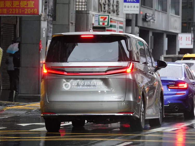 王家梁待在459萬元起的Lexus LM 500h保母車等許維恩。特勤中心攝
