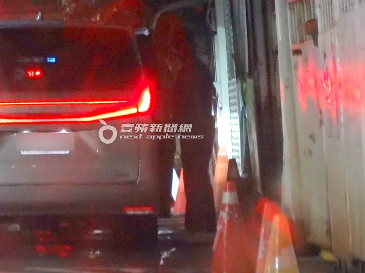 看完眼科後，王家梁獨自走到後巷坐上凌志LM保母車返回飯店。特勤中心攝