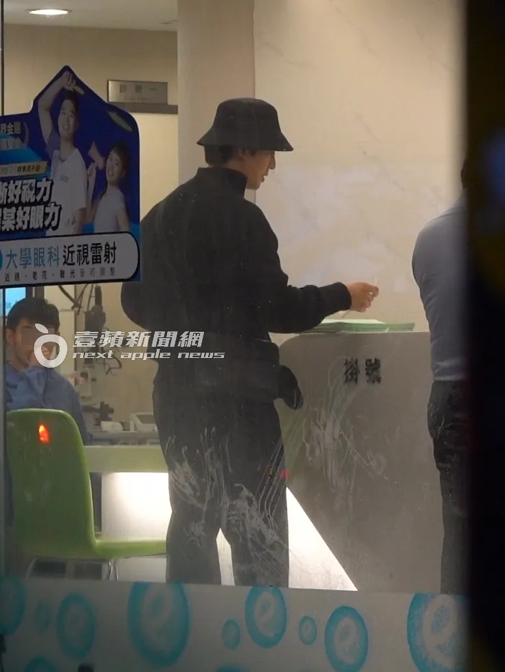 王家梁晚間離開飯店，到新生南路上的眼科掛號看診。特勤中心攝