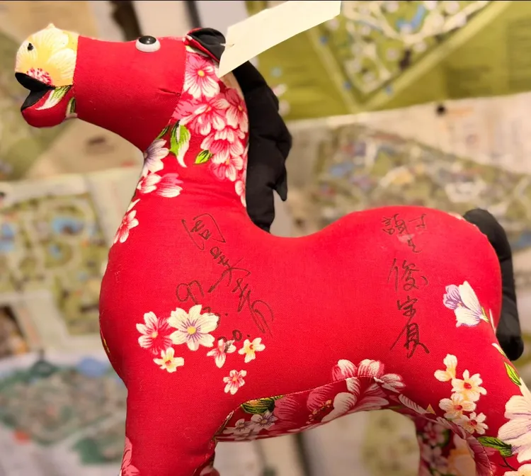 蘇俊賓在臉書貼出一隻花布馬，照片中可見以客家花布製成的花布馬上，落有周美青致謝簽名的字句。翻攝自蘇俊賓臉書