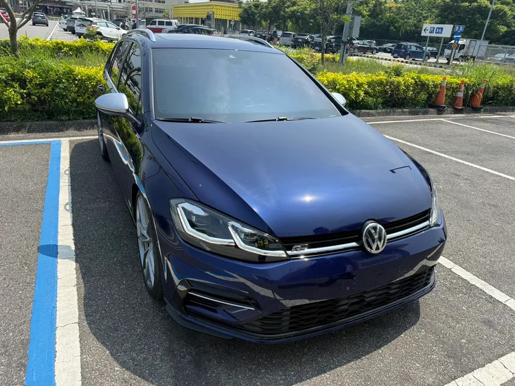 遭到鳥擊撞落車牌的自小客車。民眾提供