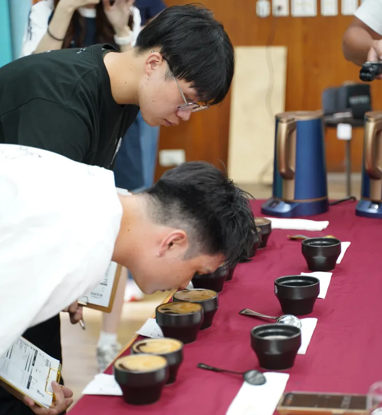 專業杯測師進行盲測。莊曜聰攝