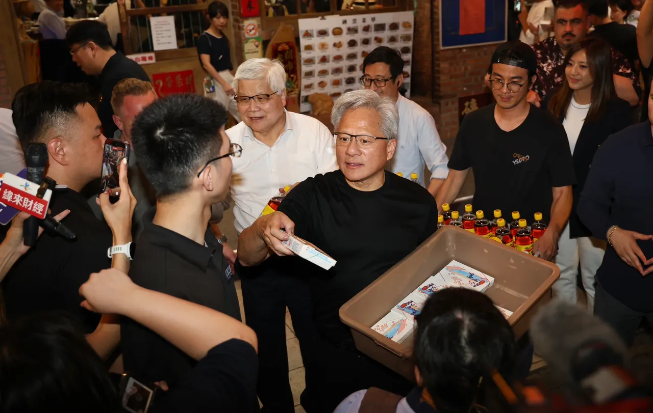 黃仁勳兆元宴再寵粉！與魏哲家發燒臘飯、飲料　笑喊「跟我做晶片一樣快」