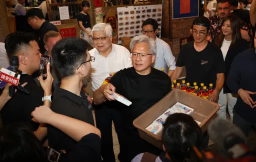 黃仁勳兆元宴再寵粉！與魏哲家發燒臘飯、飲料　笑喊「跟我做晶片一樣快」