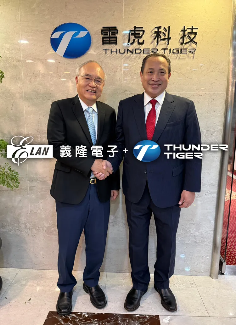 雷虎科技陳冠如董事長(圖右)與義隆電子葉儀晧董事長合影。公司提供