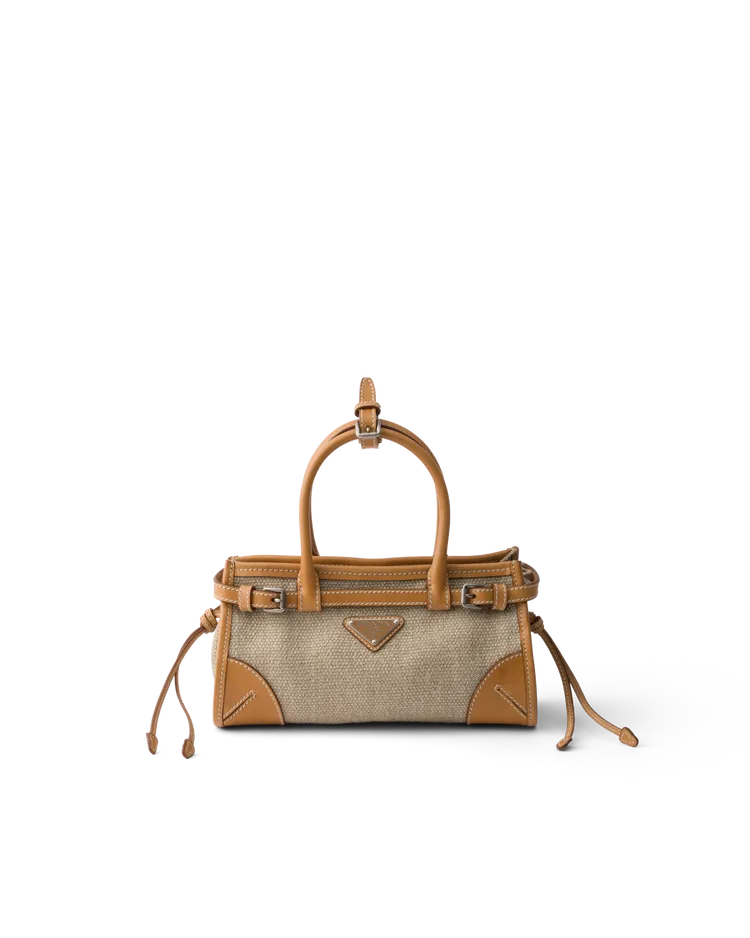 Prada Bonnie皮革帆布肩背包，8萬8000元。品牌提供