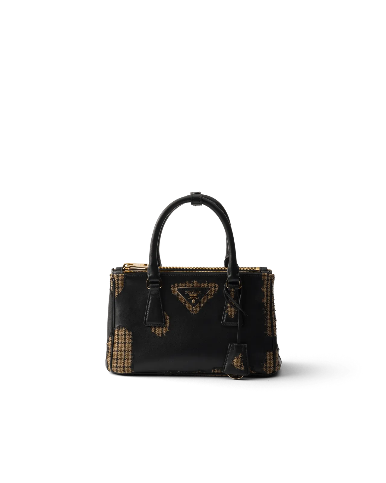 Prada Galleria燒花工藝手提包，20萬5000元。品牌提供