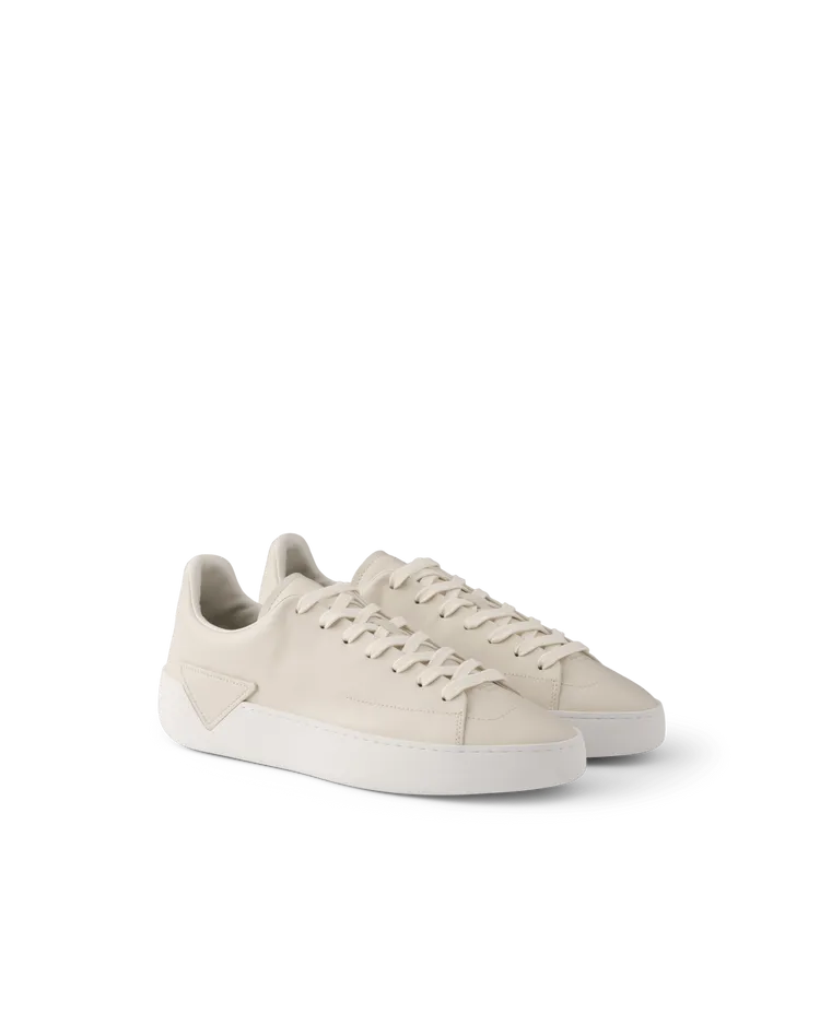 Prada Court皮革運動鞋，3萬1500元。品牌提供