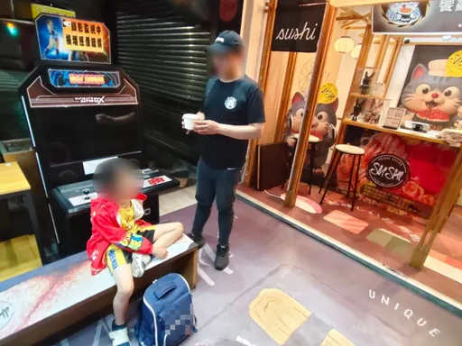 8歲童下課後獨坐壽司店門口　暖心店家供熱食！警方協助返家