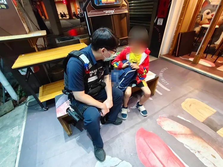 員警詢問男童父母姓名等相關資訊，順利聯繫到他父親前來接人。民眾提供