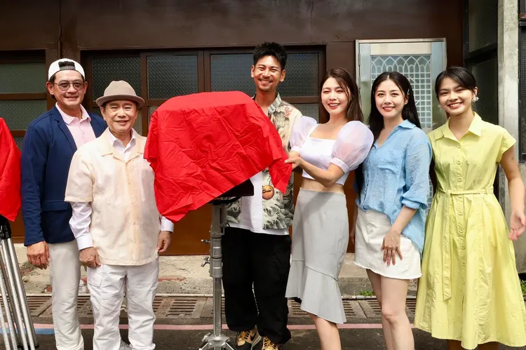 楊子儀（左三）這回因《阿松阿暖》也加入民視八點檔了。翻攝自《阿松阿暖》臉書