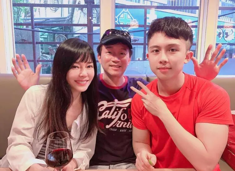 孫安佐（右起）是孫鵬與狄鶯獨子，過往爭議事不少。翻攝孫安佐IG