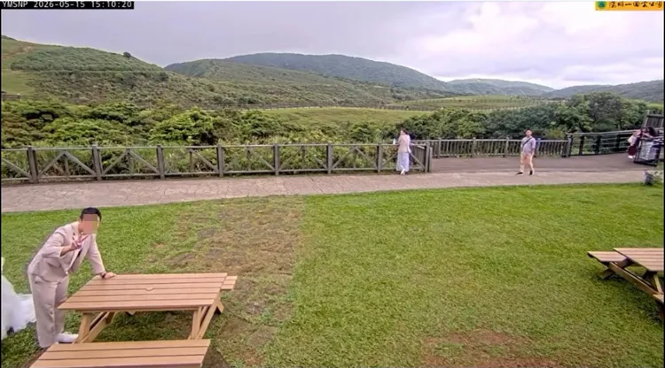 準新郎在前還對著鏡頭君比出YA手勢。翻攝《
陽明山國家公園管理處INFO》YT頻道