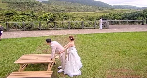 擎天崗拍婚紗歪了！新人「男前女後」朝聖野戰桌　網笑：瘋了