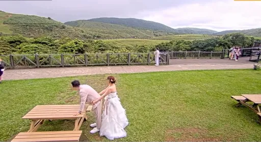  擎天崗變婚紗熱點！新人朝聖「野戰桌」擺拍　鏡頭君全程直擊