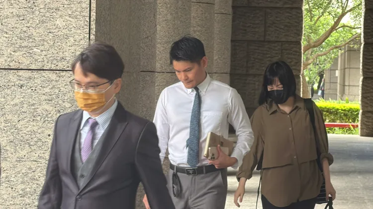 主任檢察官與檢察官相繼抵達法院。張沛森攝