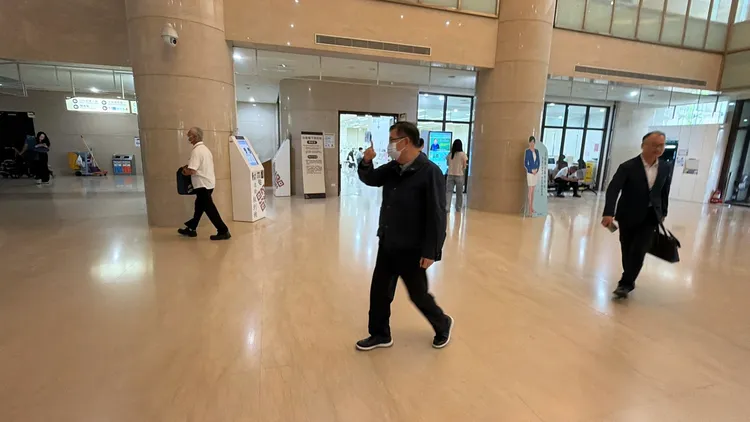 鄭文燦大約於9時50分抵達法院，便快步進入開庭。張沛森攝