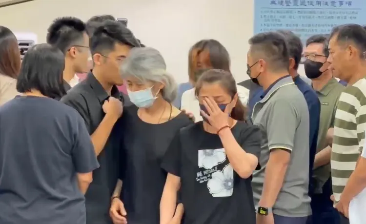戴姓女大生向鄭女家屬鞠躬道歉。讀者提供