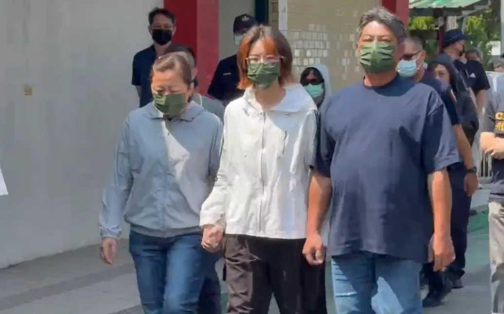 女大生現身靈堂！90度鞠躬道歉不發一語　女警家屬：只是來做她該做的事