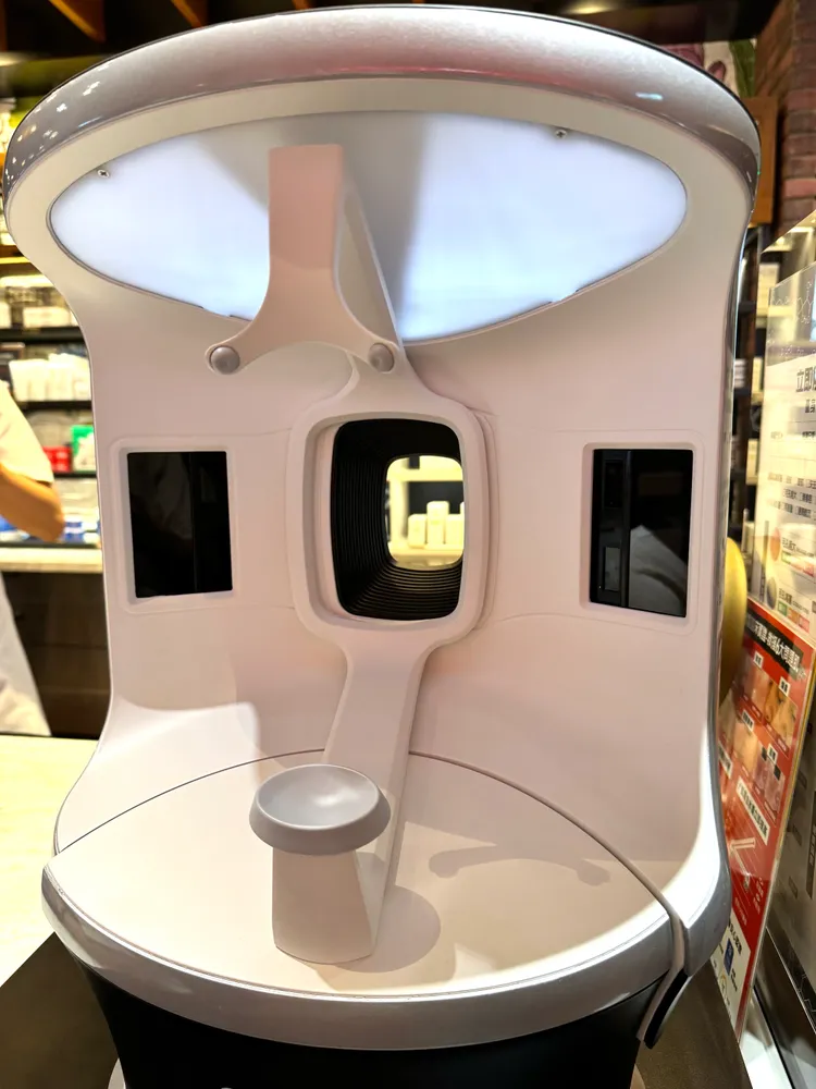 契爾氏（Kiehl’s）將榮獲CES消費電子展創新大獎的「Derma-Reader AI肌膚檢測系統」首度引進台灣，透過AI運算預測15年後的臉部老化現象。張家玲攝