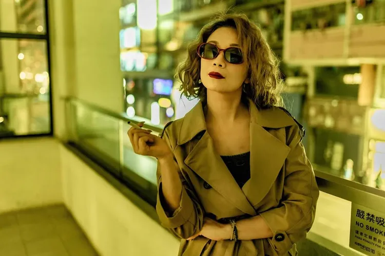 林青霞在港片《重慶森林》中同樣頂著一頭金色捲髮。翻攝IG