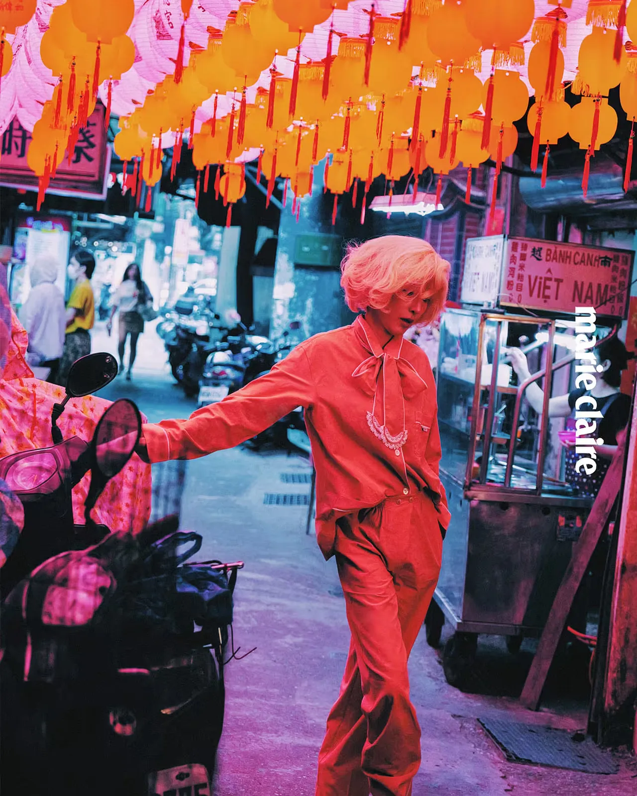 楊謹華穿著PRADA粉橘襯衫拍攝雜誌。《Marie Claire美麗佳人》國際中文版提供