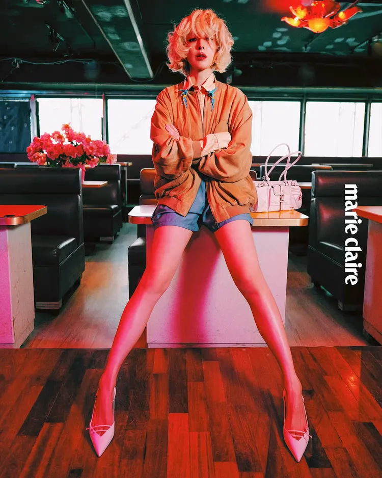 楊謹華以PRADA麂皮棕色外套搭配鵝黃色襯衫。《Marie Claire美麗佳人》國際中文版提供