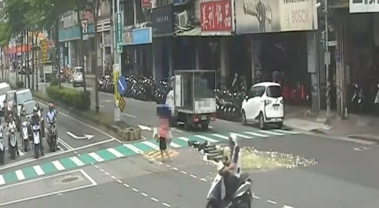 車門沒關好!三重小貨車蛋洗馬路畫面曝