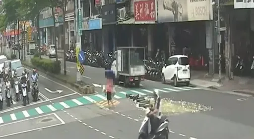 車門沒關好！三重小貨車蛋洗馬路畫面曝