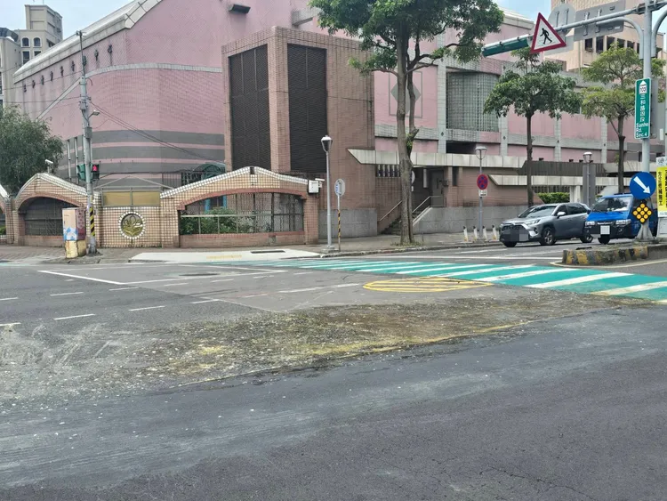 雞蛋砸落路面。翻攝畫面