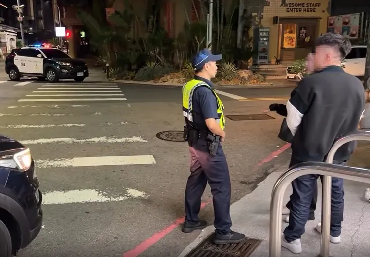 情侶在超商發生口角，最後演變成男方與店員互毆，還被警方通報家暴。民眾提供